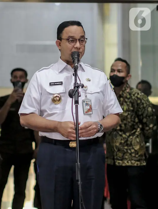 Gubernur DKI Jakarta Anies Baswedan memberikan keterangan seusai menjalani pemeriksaan di Gedung KPK, Jakarta, Rabu (7/9/2022). Anies mengenakan baju Piket Dinas Harian (PDH) berwarna putih dengan bawahan celana warna dongker. (Liputan6.com/Faizal Fanani)