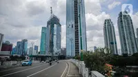 Pemandangan gedung-gedung perkantoran di kawasan Kuningan, Jakarta, Kamis (2/4/2020). Dinas Lingkungan Hidup DKI Jakarta menyatakan adanya perbaikan kualitas udara Ibu Kota karena penerapan work from home untuk mencegah meluasnya penyebaran virus corona COVID-19. (Liputan6.com/Fazial Fanani)