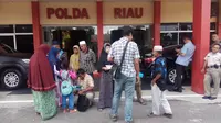 Sejumlah korban kasus penipuan travel umrah senilai Rp 3,9 miliar di Mapolda Riau, Kota Pekanbaru. (Liputan6.com/M Syukur)