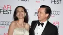 Brad Pitt dan Angelina Jolie bersikap seakan tidak ada masalah dan tetap romantis hanya didepan mata anak-anak mereka. (AFP/Bintang.com)