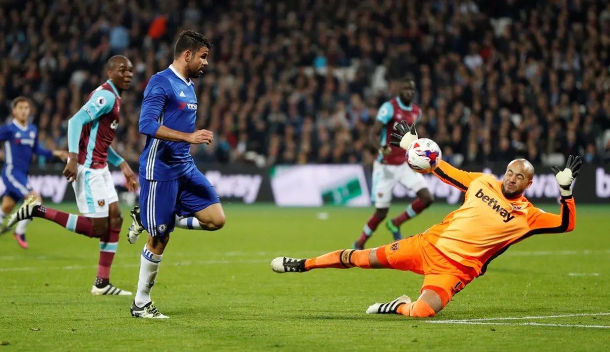 Striker Chelsea, Diego Costa, berusaha mencetak gol ke gawang West Ham United dalam laga 16 besar Piala Liga Inggris 2016-2017 di Olympic Stadium, Rabu (26/10/2016) waktu setempat. (Action Images via Reuters/John Sibley)