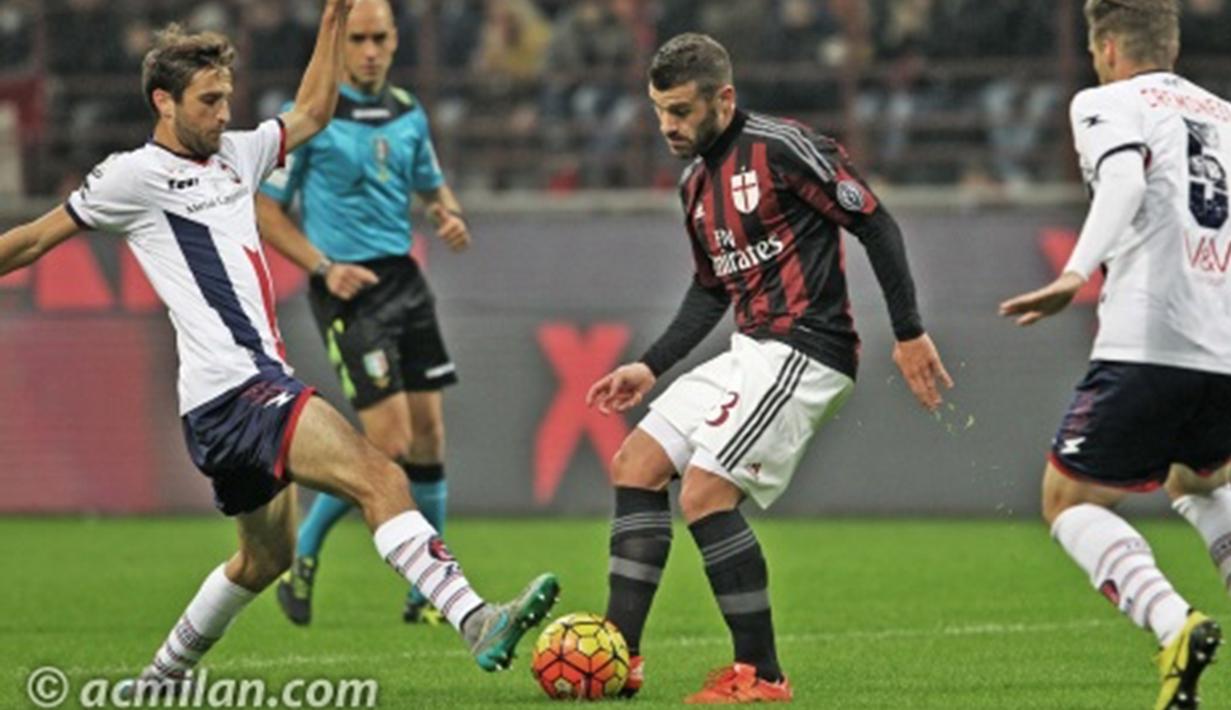 Pemain AC Milan, Antonia Nocerino (tengah) berebut bola dengan pemain Crotone pada laga Piala Italia di Stadion San Siro, Rabu (2/12/2015) dini hari WIB. AC Milan menang 3-1. (Photo/Acmilan.com)