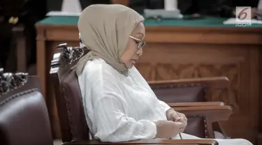 Terdakwa kasus penyebaran hoaks Ratna Sarumpaet memegang tasbih sambil menyimak pembacaan putusan dalam sidang di PN Jakarta Selatan, Kamis (11/7/2019). Majelis hakim memvonis Ratna dengan hukuman 2 tahun penjara atas kasus penyebaran berita bohong yang menjeratnya. (Liputan6.com/Faizal Fanani)