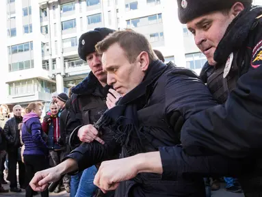 Polisi Rusia mengakap tokoh opisisi dan pengkritik keras Presiden Vladimir Putin, Aleksey Navalny, dalam unjuk rasa memprotes maraknya korupsi dalam pemerintahan, di pusat kota Moskow, (26/3). (Evgeny Feldman for Alexey Navalny's campaign photo via AP)
