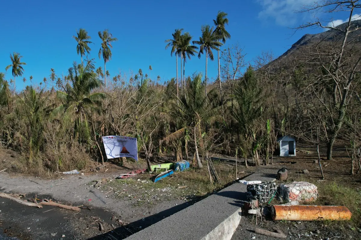 BNPB meminta warga untuk sementara tidak memasuki 2 kampung di Kecamatan Tagulandang, Kabupaten Kepulauan Sitaro, akibat erupsi Gunung Ruang.