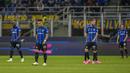 Reaksi kecewa sejumlah pemain Inter Milan setelah laga lanjutan Liga Italia 2022/2023 melawan Monza di Giuseppe Meazza, Milan, Minggu (16/04/2023) WIB. Nerazzurri kalah dengan skor 0-1. (AP Photo/Antonio Calanni)