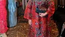 Christine Hakim juga tampak menghadiri gelaran fashion show Biyan. Tampil elegan, Christine Hakim memilih dress lengan panjang bernuansa merah-oranye dengan bagian leher menyerupai aksesori kalung. Foto: Document/FIMELA.