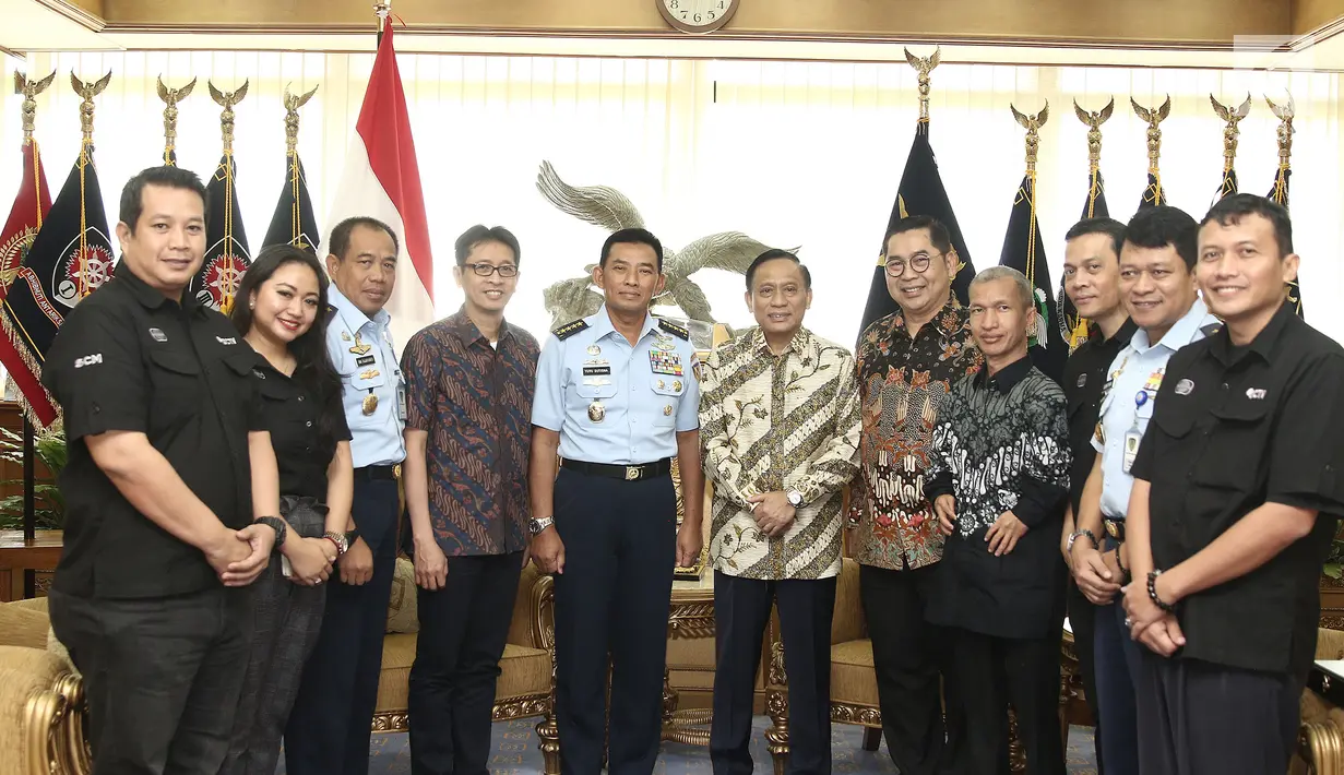 KSAU Marsekal TNI Yuyu Sutisna foto bersama jajaran EMTEK Group di Mabes TNI Cilangkap, Jakarta, Kamis (6/12). PT EMTEK Tbk bersilaturahim untuk memelihara dan kembali membangun kerjasama antara Emtek dan Angkatan Udara. (Liputan6.com/Herman Zakharia)