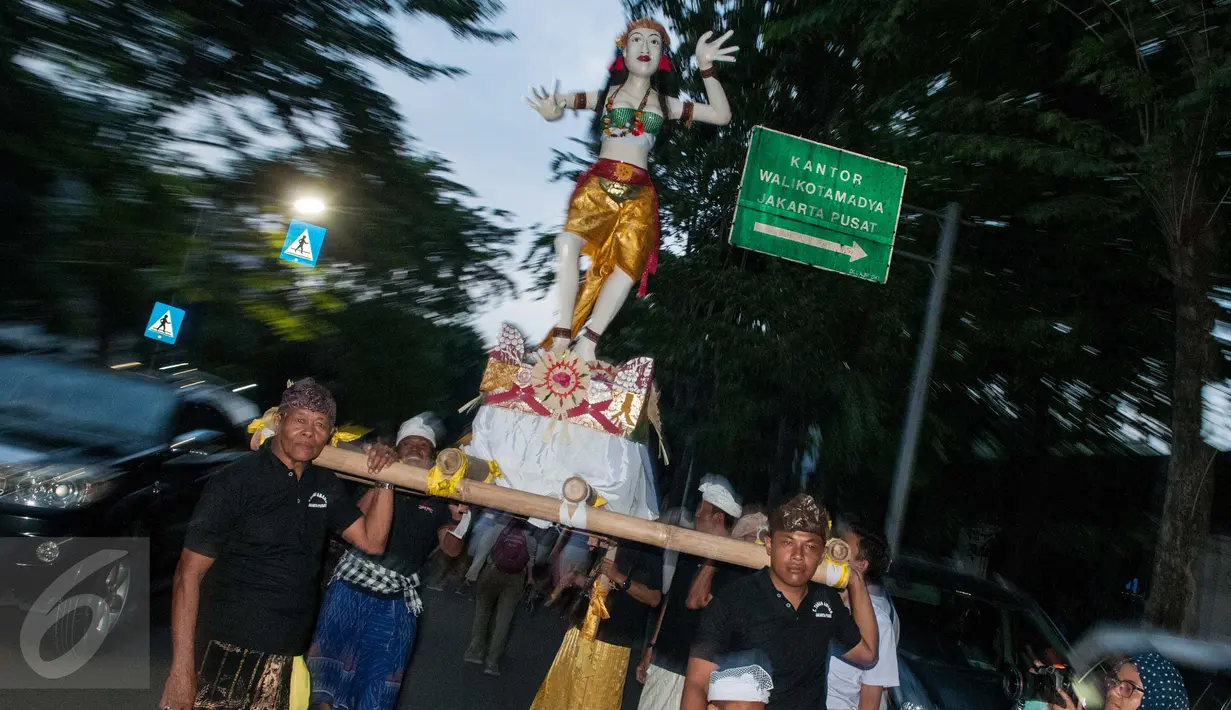 Umat Hindu mengarak Ogoh-ogoh di Jalan Tanah Abang, Jakarta, Senin (27/3). Pawai ogoh-ogoh tersebut bertujuan untuk mengusir energi negatif di alam semesta. (Liputan6.com/Gempur M. Surya)