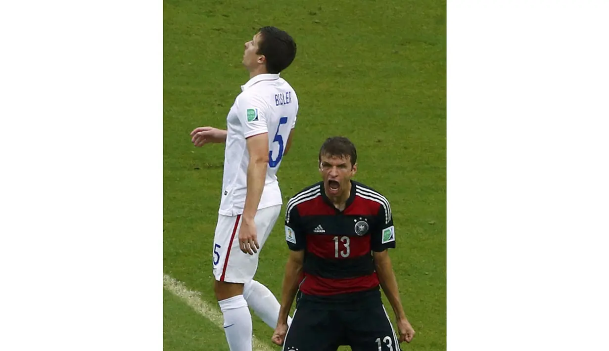 Ekspresi pemain depan Timnas Jerman, Thomas Mueller (kanan) usai menjebol gawang AS di laga penutup penyisihan Piala Dunia 2014 Grup G di Stadion Pernambuco, Recife, Brasil, (26/6/2014). (REUTERS/Ruben Sprich)