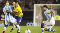 Neymar di antara Biglia dan Ever Banega (REUTERS/Martin Acosta)