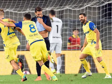 Pemain Chievo merayakan gol yang dicetak Valter Birsa ke gawang Inter Milan pada laga Serie A Italia di Stadion Marcantonio Bentegodi, Verona, Italia, Minggu (21/8/2016) atau dini hari WIB. Chievo menang 2-0 atas Inter Milan. (AFP/Giuseppe Cacace)