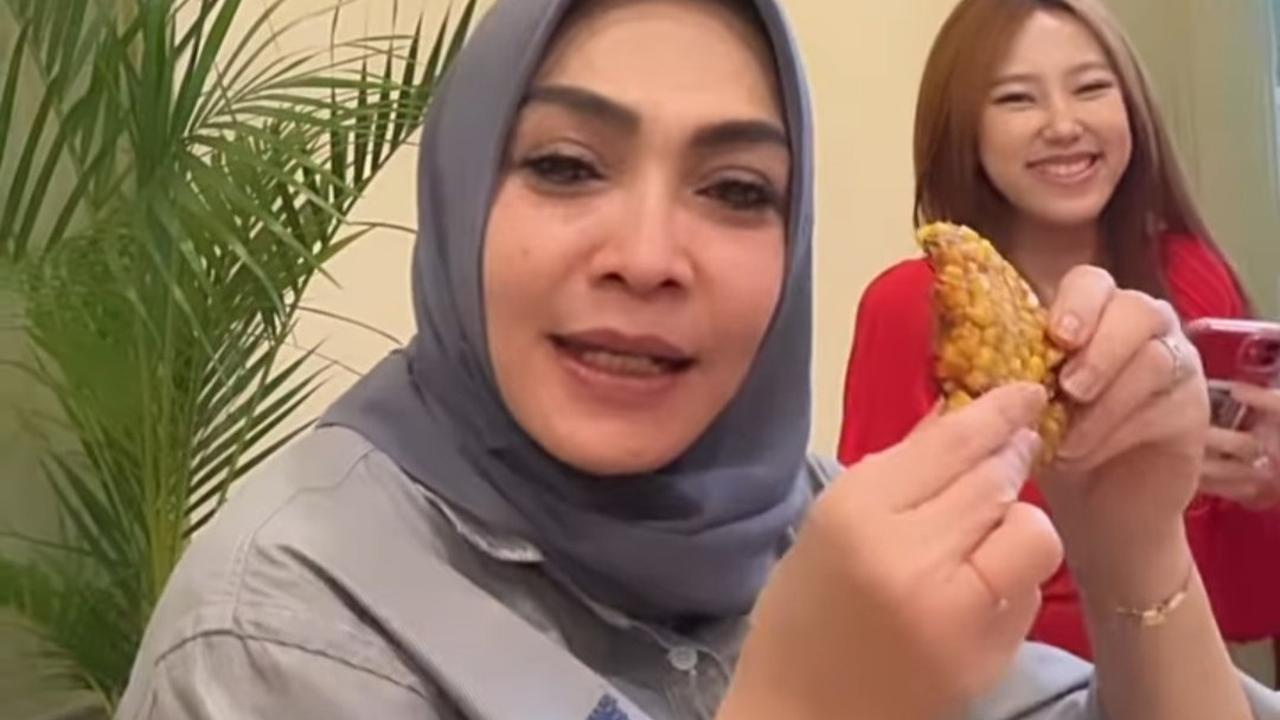Momen Mama Rieta Makan Bakwan Jagung Bareng Ibu Kombes Cantik 'Enak Banget