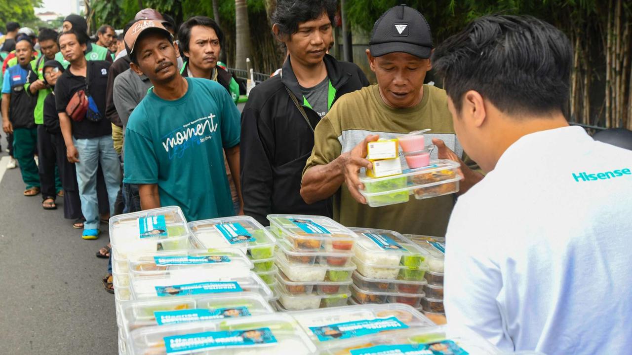 Ratusan warga antre takjil gratis