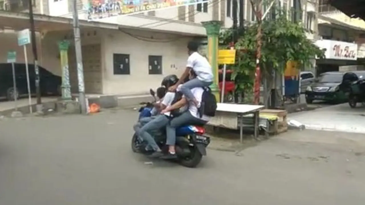 Aksi berboncengan berlima