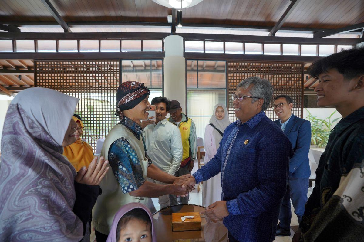 ayah Andromeda Sufi Anggoro dan rektor ITB Tatacipta Dirgantara