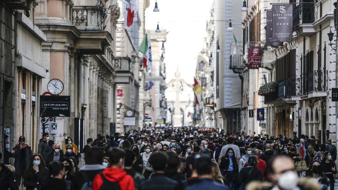 Orang-orang memadati jalan pusat perbelanjaan Via del Corso menyusul pembatasan COVID-19 yang mulai dilonggarkan di Roma, Italia, Sabtu (6/2/2021). Pelonggaran memungkinkan warga bepergian dan pembukaan kembali bar, restoran, dan museum secara terbatas. (Cecilia Fabiano/LaPresse via AP)