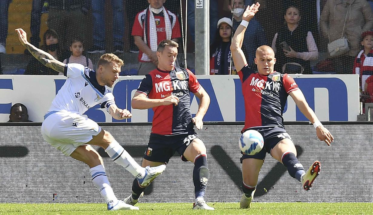 Penyerang asal Italia tersebut berhasil mencetak gol pertamanya di laga itu saat Lazio sudah unggul 1-0 lewat Adam Marusic. Immobile berhasil memanfaatkan umpan pendek dari Manuel Lazzari yang bergerak di sisi kanan. (LaPresse via AP/Tano Pecoraro)