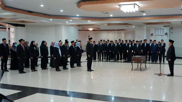 Menteri Pemuda dan Olahraga (Menpora) RI, Erick Thohir (kanan), tengah melantik Pejabat Pimpinan Tinggi Pratama dan Pejabat Administrator di Auditorium Wisma Menpora, Jakarta, Rabu (1/4/2026). (Dok. Kemenpora)