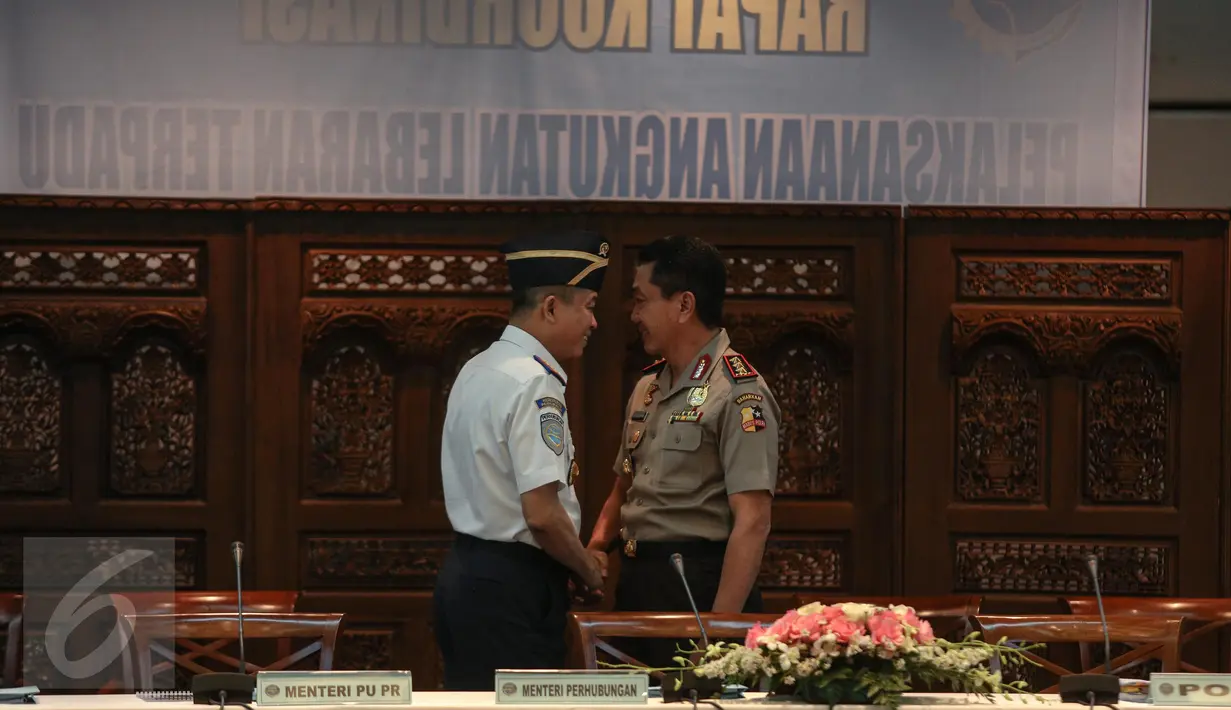 Menhub Ignasius Jonan (kiri) bersalaman dengan Kabaharkam Mabes Polri Irjen Pol Putut Eko Bayuseno sebelum rapat koordinasi terkait persiapan angkutan mudik lebaran, di kantor Kementerian Perhubungan, Jakarta, Selasa (30/6). (Liputan6.com/Faizal Fanani)