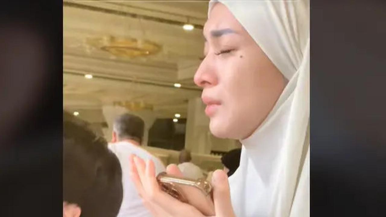 Pecah Tangis Donita dan Anaknya saat Tawaf Wada Sebelum Meninggalkan Kota Suci Mekkah