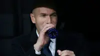 Pelatih Real Madrid, Zinedine Zidane, saat timnya bersua Borussia Dortmund, pada Matchday 6 Liga Champions 2016-2017, di Stadion Santiago Bernabeu, Kamis (8/12/2016) dini hari WIB.  (Reuters/Juan Medina)