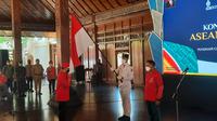 Menpora Zainudin Amali mengukuhkan kontingan Indonesia untuk ajang ASEAN Para Games 2022 di Pendapi Gede, Balai Kota Solo, Senin (25/7).(Liputan6.com/Fajar Abrori)