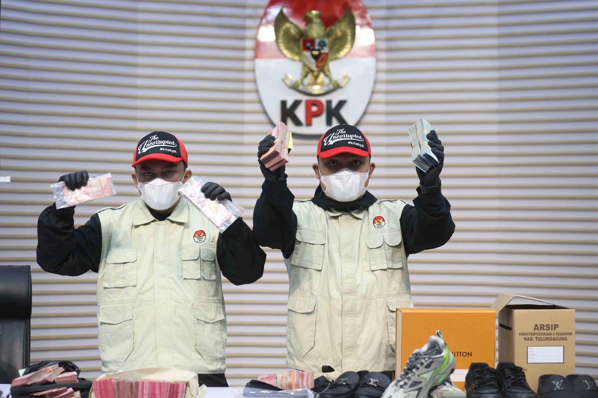FOTO: KPK Tunjukkan Barang Bukti OTT Bupati Tulungagung