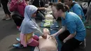 Seorang anak menyimak penjelasan teknik Cardiopulmonary Resuscitation (CPR) dari Perhimpunan Dokter Spesialis Anestesilogi dan Terapi Intensif saat sosialisasi siaga bencana di kawasan Bundaran HI, Jakarta, Minggu (15/4). (Merdeka.com/Iqbal S Nugroho)