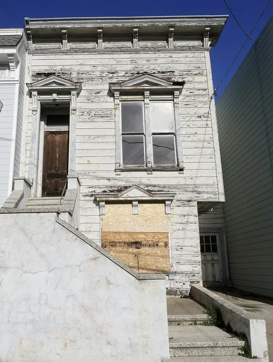 Rumah bergaya Victoria yang baru saja dijual ditampilkan di San Francisco, pada 14 Januari 2022. Rumah berusia 122 tahun yang sudah lapuk ini dipasarkan sebagai "rumah terburuk di blok terbaik" San Francisco terjual hampir 2 juta dollar AS atau sekitar Rp 28,6 miliar. (AP Photo/Jeff Chiu)
