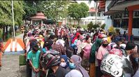 Antrean warga menunggu jatah minyak goreng di Kota Kendari, beberapa waktu lalu.(Liputan6.com/Ahmad Akbar Fua)