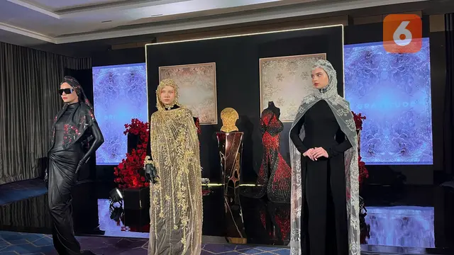 Desainer Tex Saverio Rilis Koleksi Scarf bekerja kolaborasi dengan model Paula Verhoeven dan Bubah Alfian. (Dok: Liputan6.com/dyah)