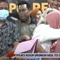 Momen haru terjadi saat Siti Mauliah dan D yang bayinya tertukar dihadirkan sebelum pengumuman hasil tes DNA oleh Kapolres Bogor, AKBP Rio Wahyu Anggoro.