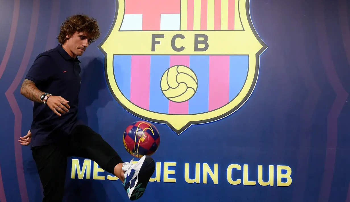 Antoine Griezmann berpose saat pemotretan di Barcelona, Spanyol, Sabtu (13/7/2019). Barcelona menebus Griezmann dari Atletico Madrid dengan mahar 120 juta euro atau setara dengan Rp 1,8 triliun. (LLUIS GENE/AFP)
