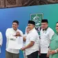 Wakil Ketua Umum Partai Kebangkitan Bangsa (PKB) Jazilul Fawaid, menyerahkan surat rekomendasi bakal calon gubernur Sumatera Utara (Sumut) dari partainya kepada Bobby Nasution. (Liputan6.com/M Radityo Priyasmoro)