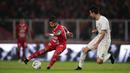 Striker Persija Jakarta, Bambang Pamungkas, berebut bola dengan pemain Persebaya pada laga Shopee Liga 1 di SUGBK, Jakarta, Selasa (17/12). Persebaya menang 2-1 atas Persija. (Bola.com/Yoppy Renato)