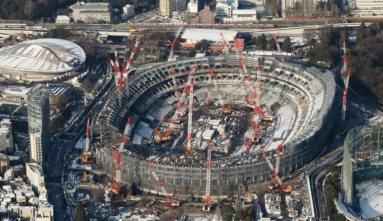 Foto udara menunjukkan pembangunan Stadion Nasional Jepang untuk Olimpiade 2020 di Tokyo pada 26 September 2017. Pembangunan stadion ini diajukan oleh arsitek Inggris, Zaha Hadid. (AFP Photo/Jiji Press/Jepang Out)