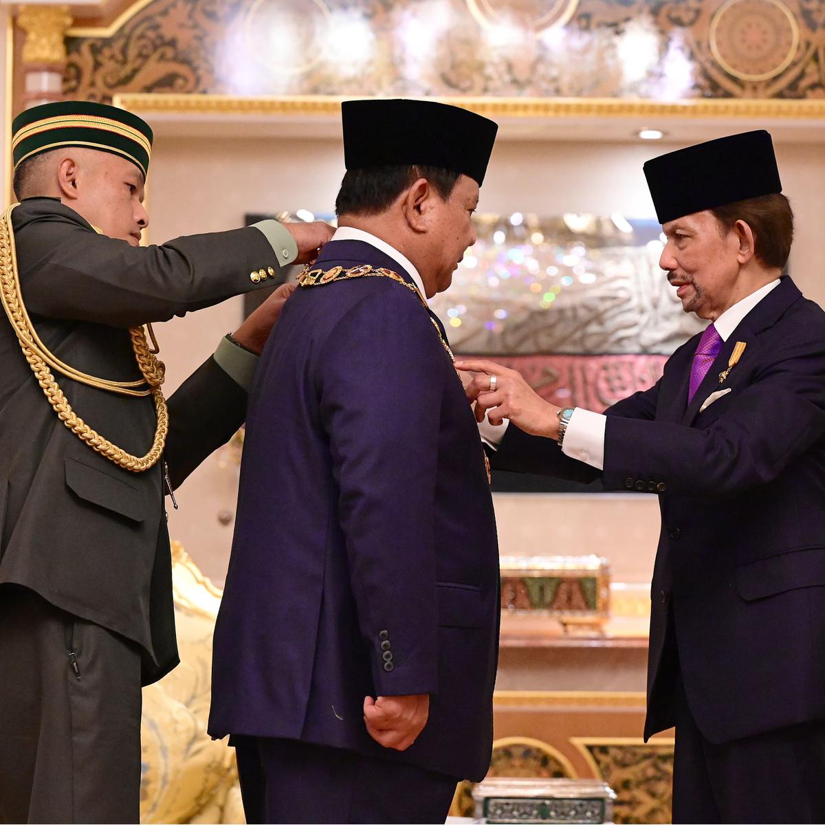 Prabowo Terima Bintang Kebesaran Tertinggi Brunei dari Sultan Hassanal Bolkiah