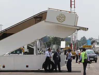 Eskalator pribadi yang diboyong rombongan Raja Arab Saudi Salman bin Abdulaziz al-Saud terparkir di appron Bandara Halim Perdana Kusuma, Jakarta, Rabu (1/3). Eskalator itu digunakan Raja Salman untuk turun dan naik pesawat. (Liputan6.com/Fery Pradolo)