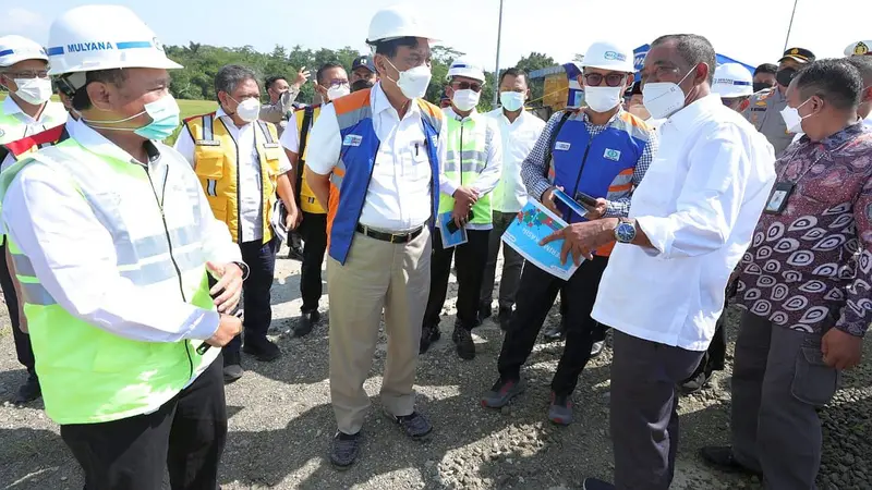 Menteri Koordinator Bidang Kemaritiman dan Investasi Luhut Binsar Pandjaitan mengunjungi gerbang tol rangkas dan perbatasan seksi 1 dan seksi 2, Serang Panimbang, Banten. (Dok Kemenko Marves)