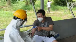 Paramedis mengambil sampel darah pasien covid-19 di Rumah Lawan Covid (RLC) Tangerang Selatan, Kamis (3/2/20222). Hingga hari ini RLC merawat 238 paisen covid-19 atau mengalami lonjakan lebih dari 100% dibandingkan minggu lalu yang hanya merawat puluhan pasien covid-19. (merdeka.com/Arie Basuki)