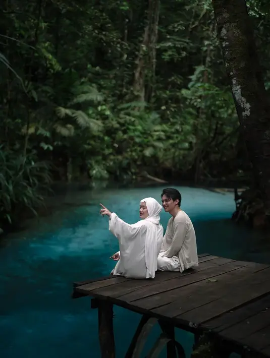 Tak lupa, Dinda dan Rey juga berfoto bersama. Potret mesra keduanya mendapat komentar cemburu dari netizen. (Liputan6.com/IG/@rey_mbayang)