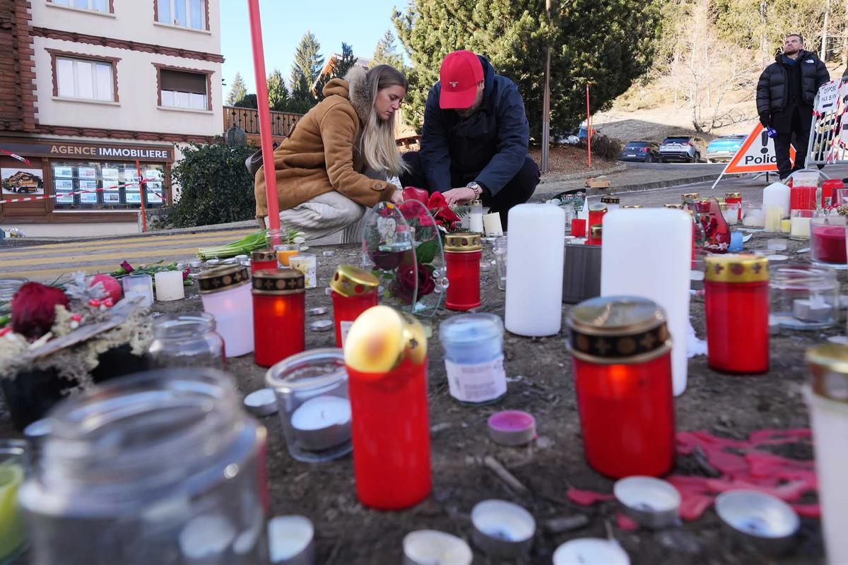 FOTO: Warga Berdoa dan Letakkan Karangan Bunga di Lokasi Kebakaran Crans Montana Swiss