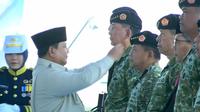 Presiden Prabowo Subianto memberikan gelar jenderal kehormatan bintang empat kepada sejumlah purnawirawan TNI dalam Upacara Gelar Pasukan Operasional dan Kehormatan Militer di Batujajar, Kabupaten Bandung, Jawa Barat, Minggu (10/8/2025). (Foto: Tangkapan Layar Youtube Sekretariat Presiden).