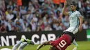 Pemain Manchester United, Paul Pogba terjatuh saat berebut bola dengan para pemain Celta Vigo pada leg pertama semifinal Liga Europa di Balaidos stadium, Vigo, (4/5/2017). MU menang 1-0. (AP/Lalo R. Villar)