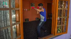 Petinju Kashmir, Eyed Akeel Khan melakukan latihan di dalam rumahnya di Srinagar, Kashmir yang dikuasai India pada 23 April 2020. Seperti atlet yang lain, Khan harus menjalani latihan di rumah namun, lockdown bagi 7 juta penduduk Kashmir bukan hal yang baru. (AP Photo/Dar Yasin)