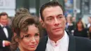 Jean-Claude Van Damme pertama kali menikah dengan Gladys Portugues pada 1987-1992. Pasangan ini menikah kembali pada tahun 1999 dan masih bersama hingga kini. Mereka memiliki dua anak, Kristopher dan Bianca. (AFP/Bintang.com)