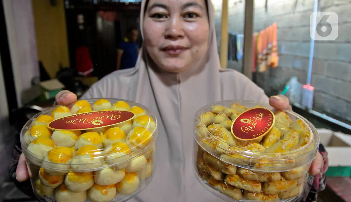 <p>Pembuat kue kering memperlihatkan toples berisi kue pesanan di kawasan Neglasari, Kota Tangerang, Minggu (23/4/2022). Permintaan kue kering di tempat tersebut meningkat saat Ramadhan yang dijual mulai harga Rp50ribu hingga Rp70ribu per toples dan sudah dipasarkan di sekitar Tangerang, Jakarta, hingga Lampung. (Liputan6.com/Angga Yuniar)</p>
