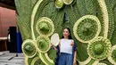 Selalu tampik anggun, Happy Salma memadukan Birkenstock Papillio Arizona Flex Platform Sandal, dengan celana palazzo dan crop top lengkap dengan kain tenun bali sebagai pemanis tampilan.  / Foto: Fimela.com.