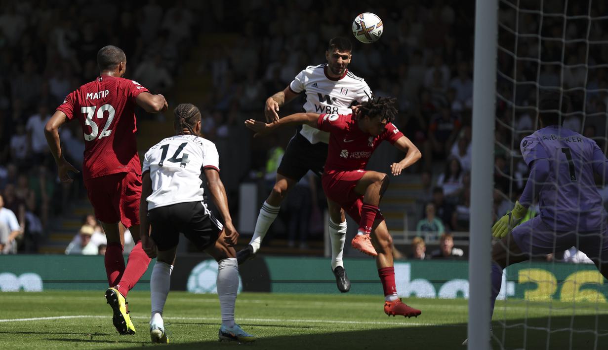 Fulham berhasil unggul 1-0 pada menit ke-32. Umpan silang Kenny Tete ke tiang jauh berhasil ditanduk Aleksandar Mitrovic tanpa bisa diantisipasi kiper Liverpool Alisson Becker. Skor 1-0 untuk tuan rumah bertahan hingga babak pertama usai. (AP/Ian Walton)